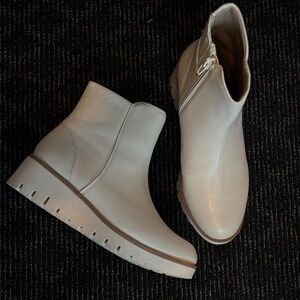 NEW Rockport Cream Platform Booties